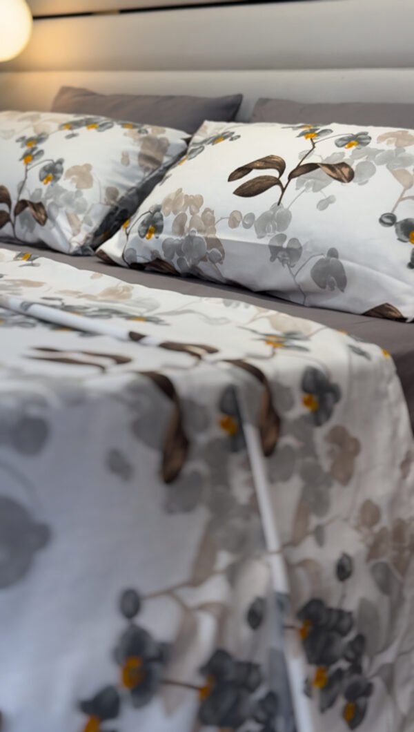 Parure de Lit Jardin de Brume – Feuillage Gris & Éclats Miel