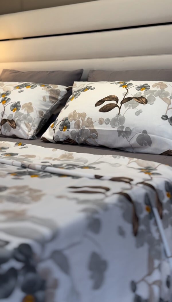 Parure de Lit Jardin de Brume – Feuillage Gris & Éclats Miel