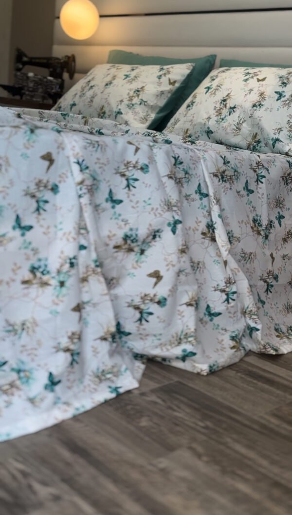 Parure de Lit Papillon d’Aquarelle – Bleu Céleste & Lin Doré