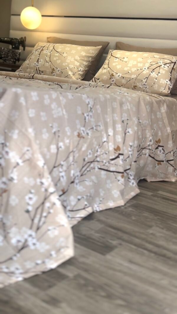 Parure de Lit Beige – Branches Fleuries Élégantes