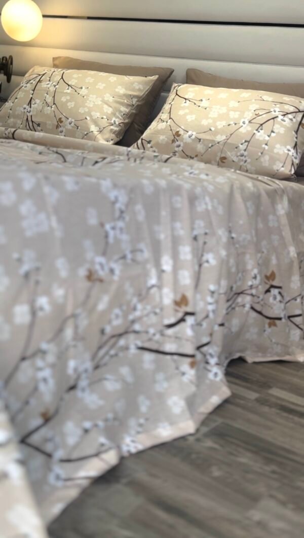 Parure de Lit Beige – Branches Fleuries Élégantes