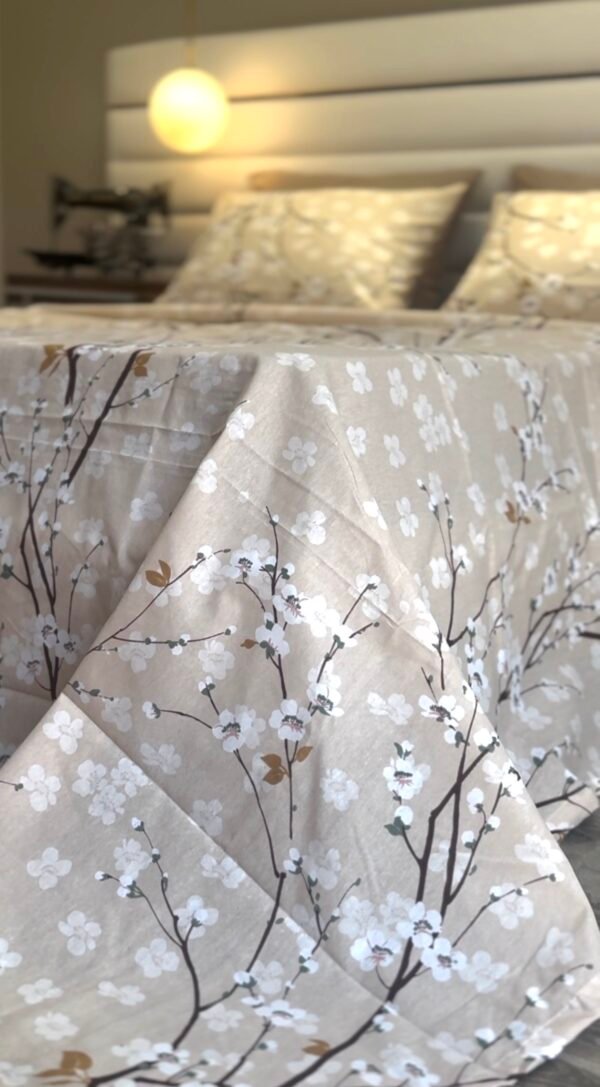 Parure de Lit Beige – Branches Fleuries Élégantes