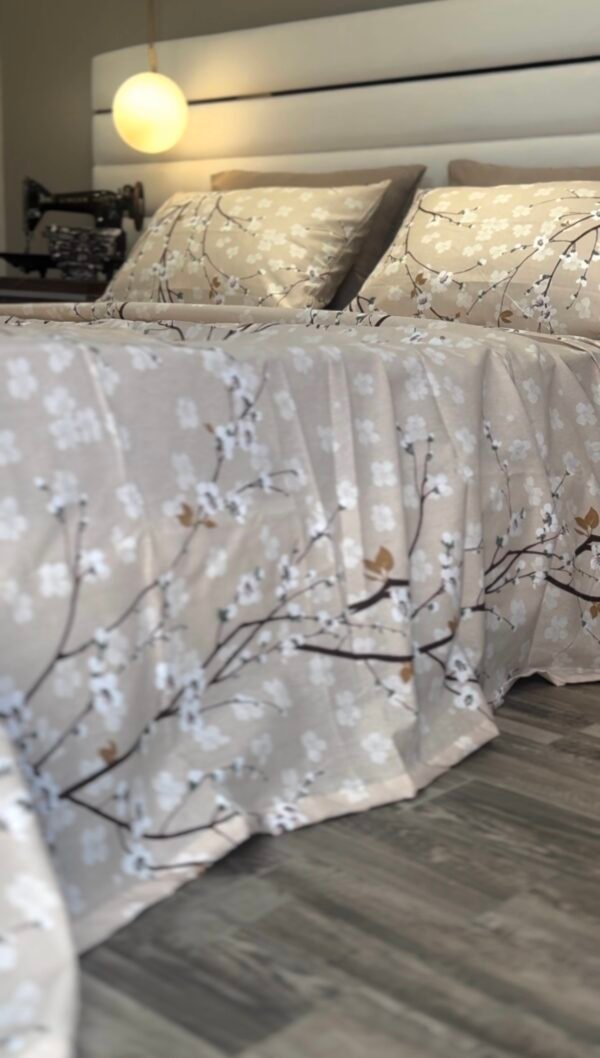 Parure de Lit Beige – Branches Fleuries Élégantes