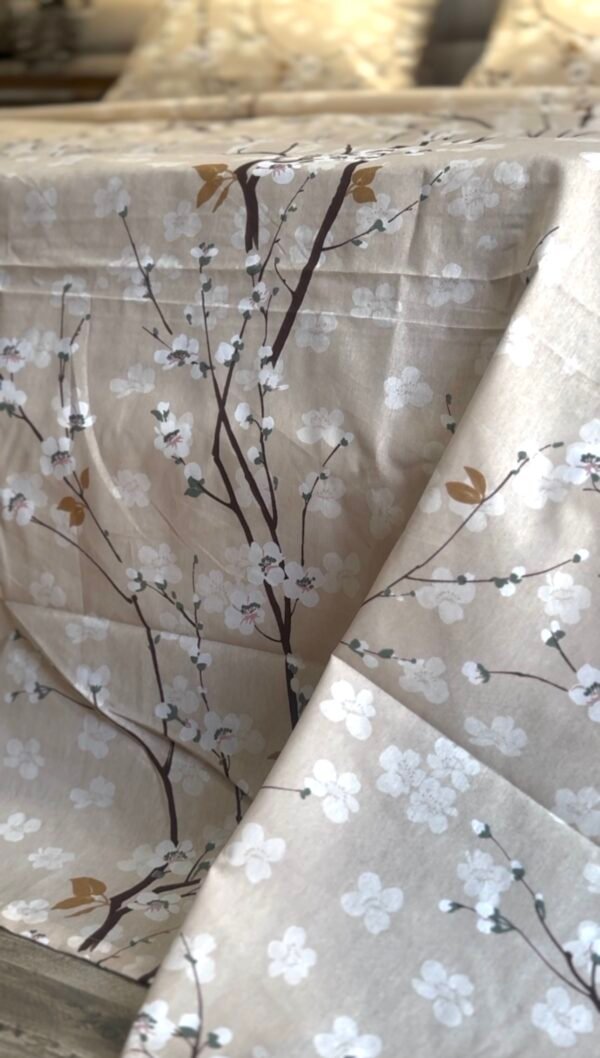 Parure de Lit Beige – Branches Fleuries Élégantes