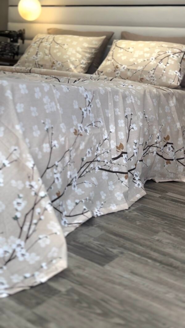 Parure de Lit Beige – Branches Fleuries Élégantes