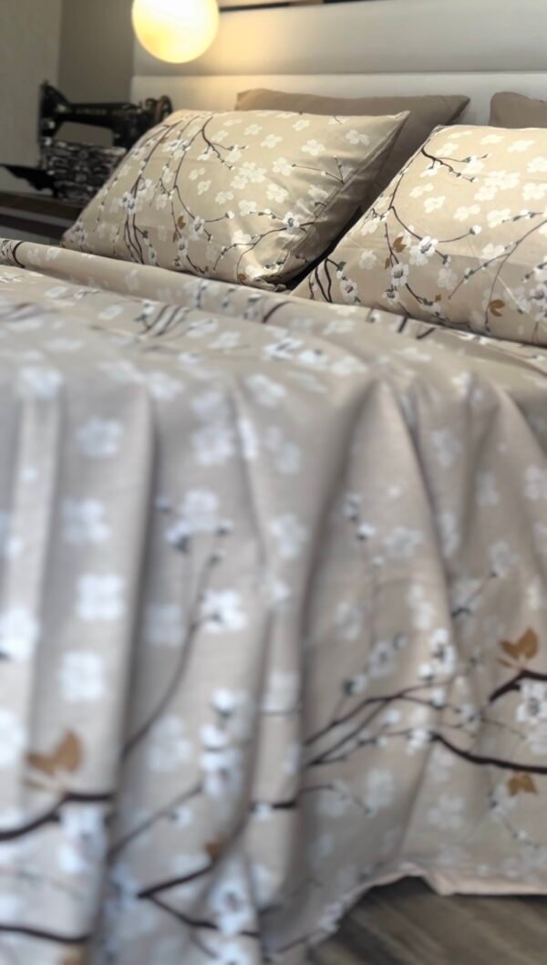Parure de Lit Beige – Branches Fleuries Élégantes