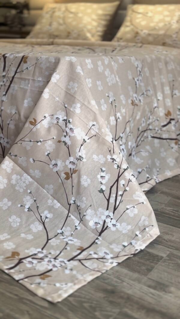 Parure de Lit Beige – Branches Fleuries Élégantes