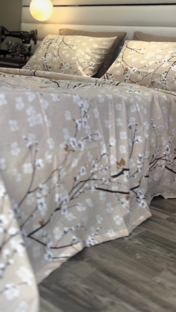 Parure de Lit Beige – Branches Fleuries Élégantes