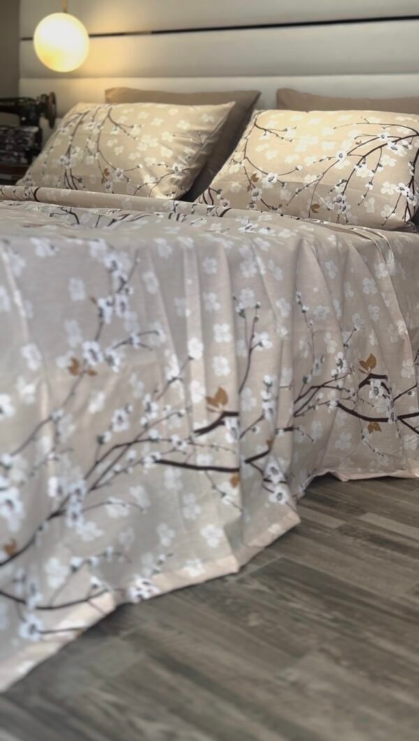 Parure de Lit Beige – Branches Fleuries Élégantes