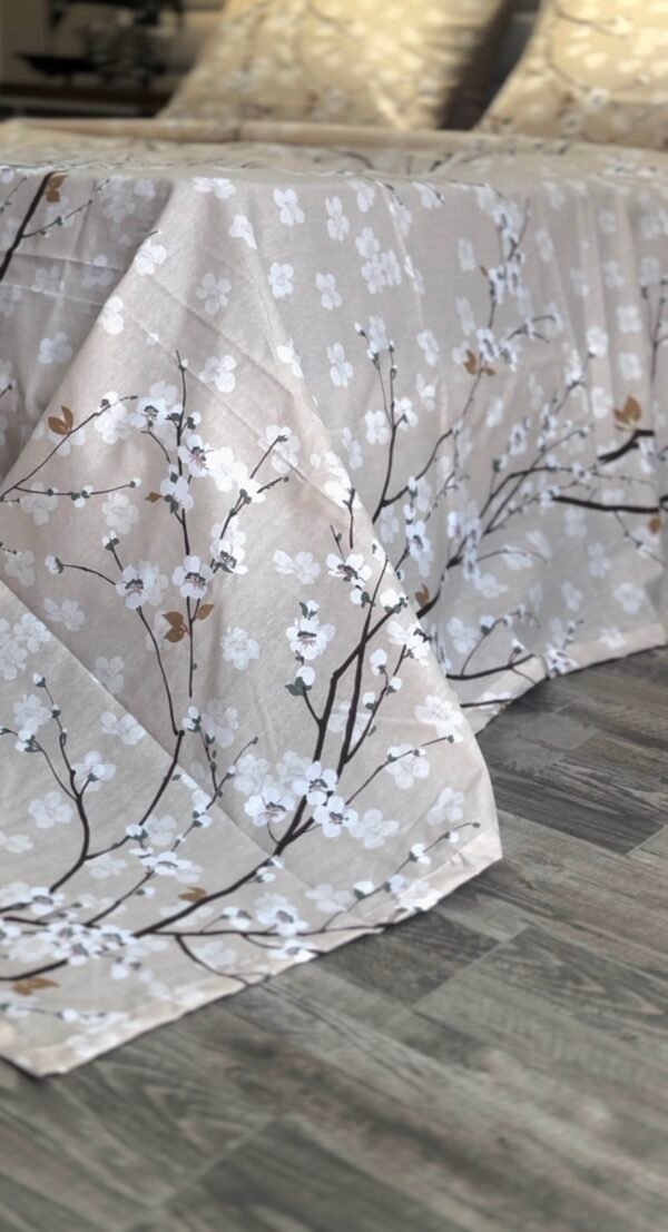 Parure de Lit Beige – Branches Fleuries Élégantes