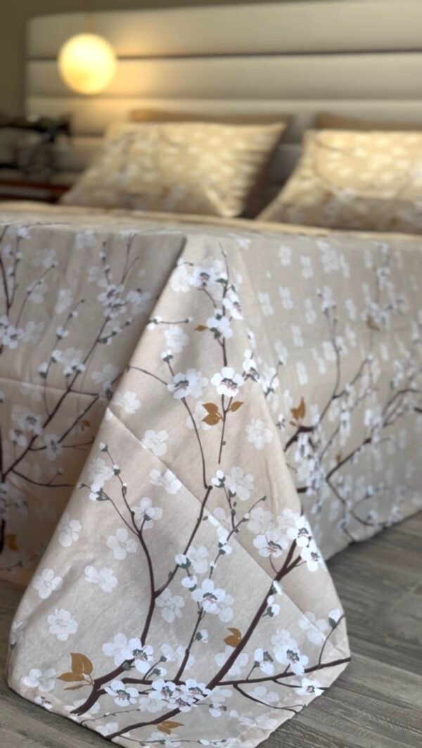 Parure de Lit Beige – Branches Fleuries Élégantes