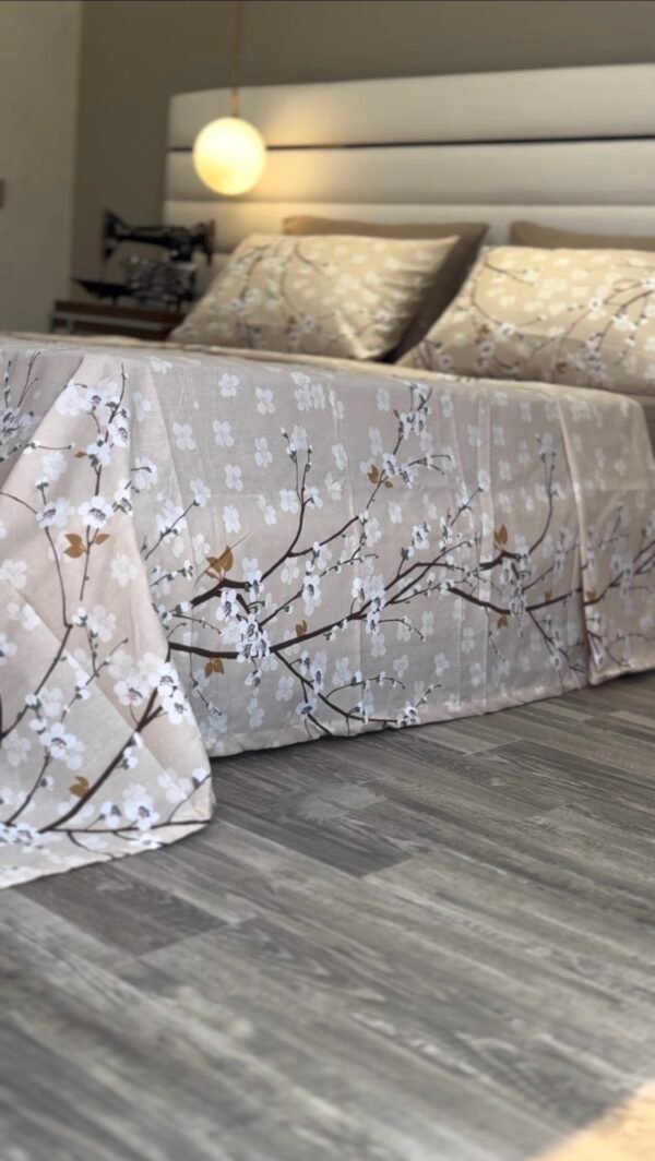 Parure de Lit Beige – Branches Fleuries Élégantes