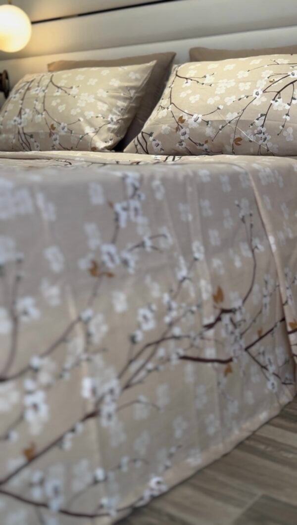 Parure de Lit Beige – Branches Fleuries Élégantes