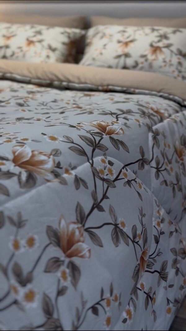 Couette 2 Places Magnolia Beige – Motif Floral Élégant
