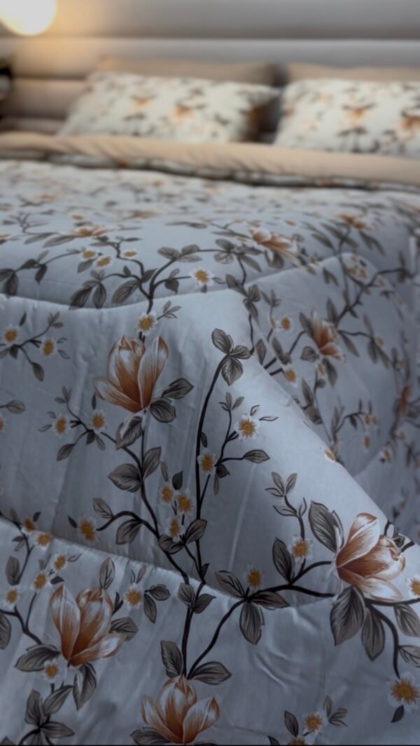 Couette 2 Places Magnolia Beige – Motif Floral Élégant