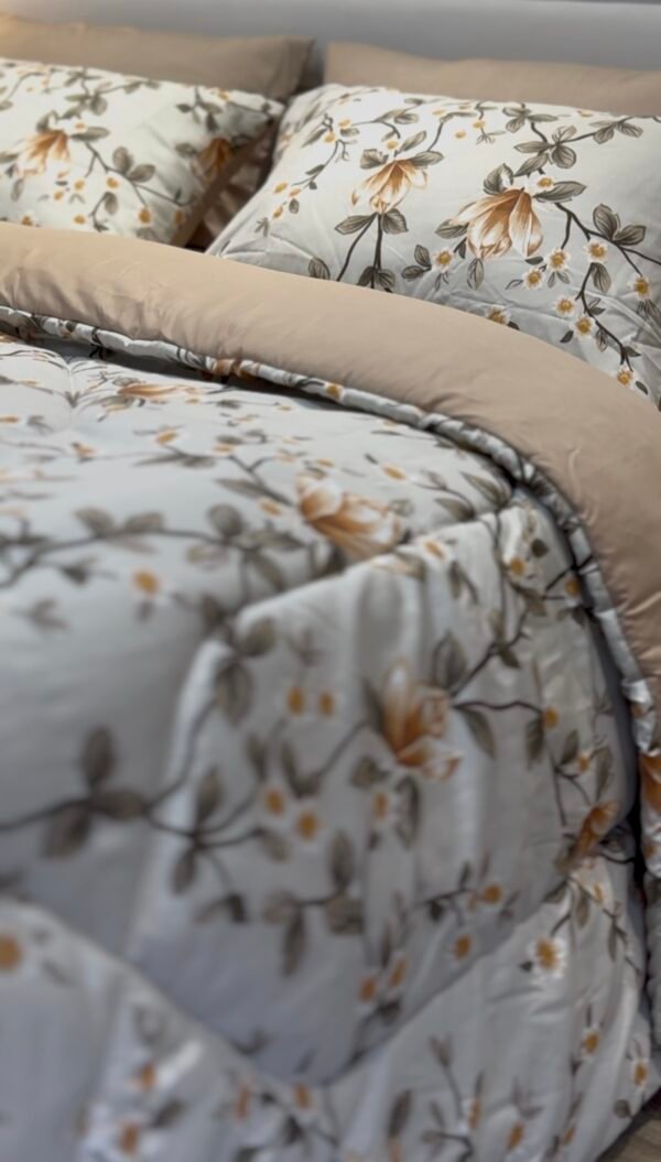 Couette 2 Places Magnolia Beige – Motif Floral Élégant