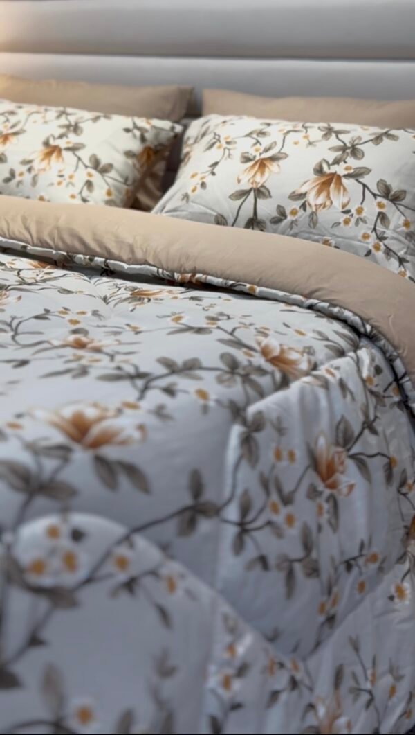 Couette 2 Places Magnolia Beige – Motif Floral Élégant