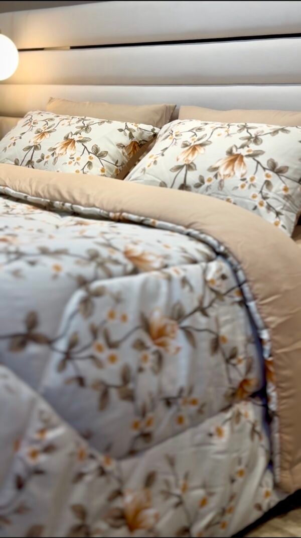 Couette 2 Places Magnolia Beige – Motif Floral Élégant